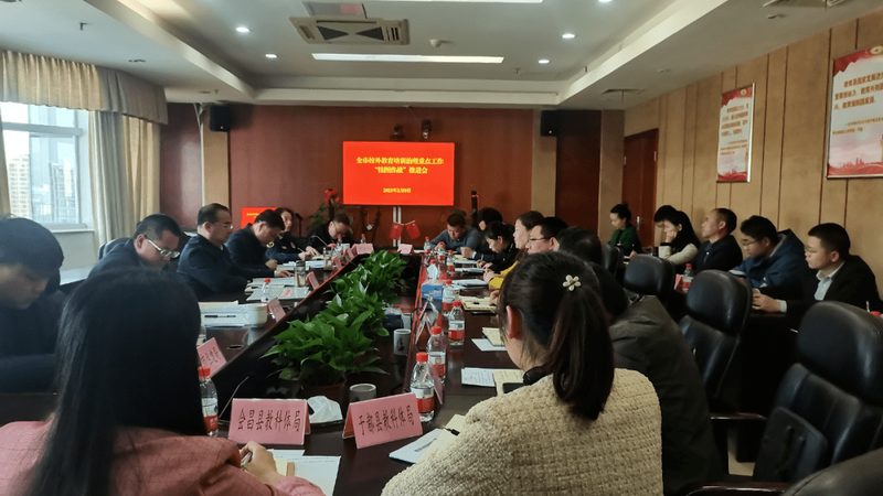 叉车操作后，应及时进行清洁和保养，以延长叉车的使用寿命。具体包括：